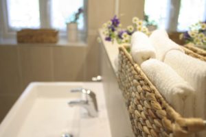  Enhancing Your Apartment's Bathroom Storage